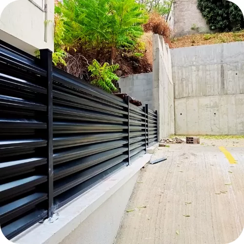 150x150 cm panjur çit, 1.2 mm kalınlık çit paneli galvanizli çelik çit sistemi lazer kesim direk flaşı 50x50 mm kutu profil direk fırın boyalı metal çit